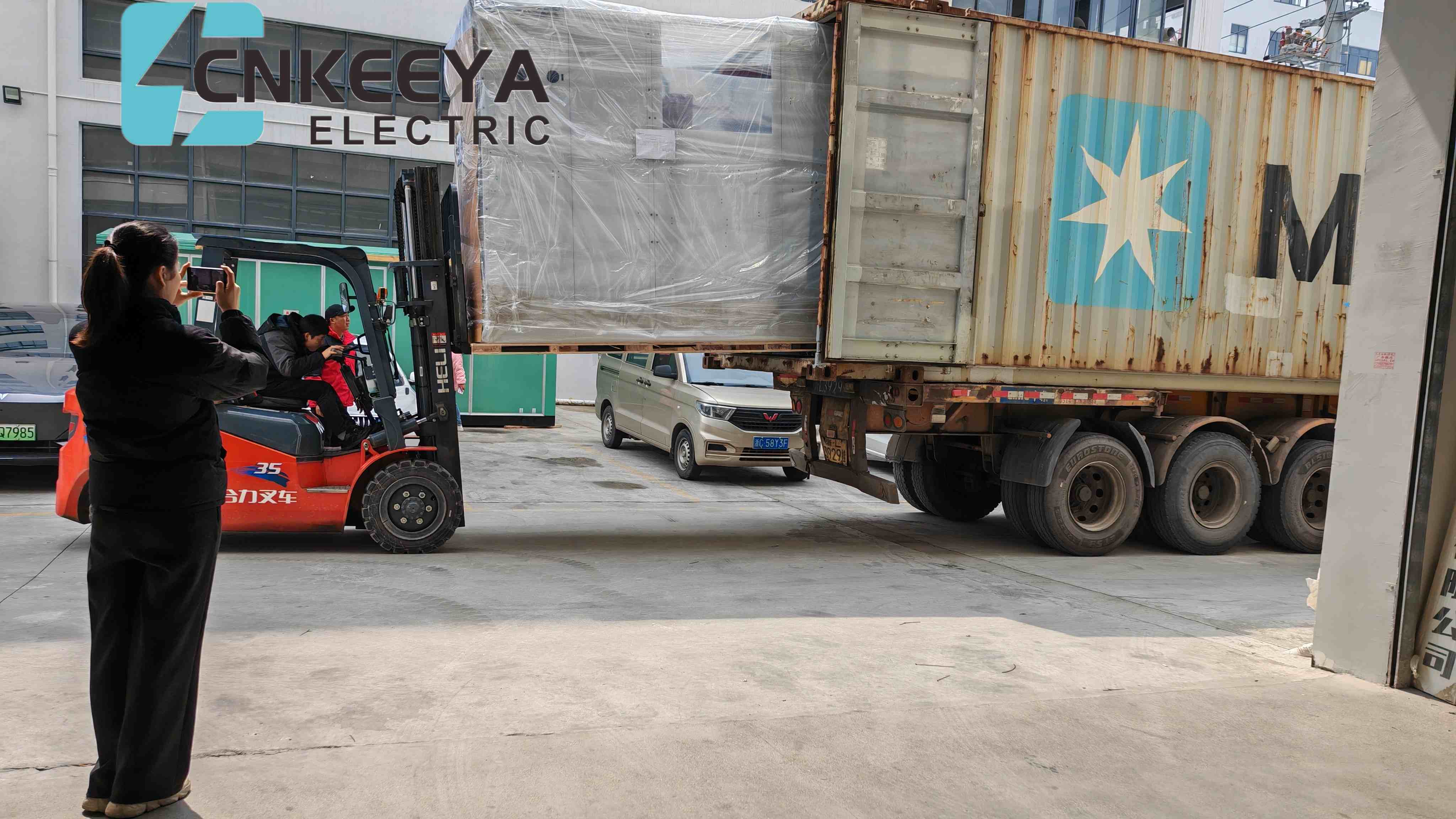 Quattro armadi KYN61 dell'azienda sono stati caricati e spediti con successo per assistere nella costruzione di progetti energetici per clienti ucraini